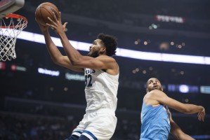  爱德华兹狂砍44分森林狼加时力克快船获三连胜