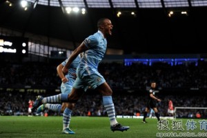  曼城铁卫头槌制胜，连续十场零封创英超新纪录  