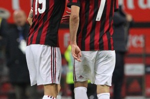  AC米兰中场组织流畅，连续短传渗透打开缺口