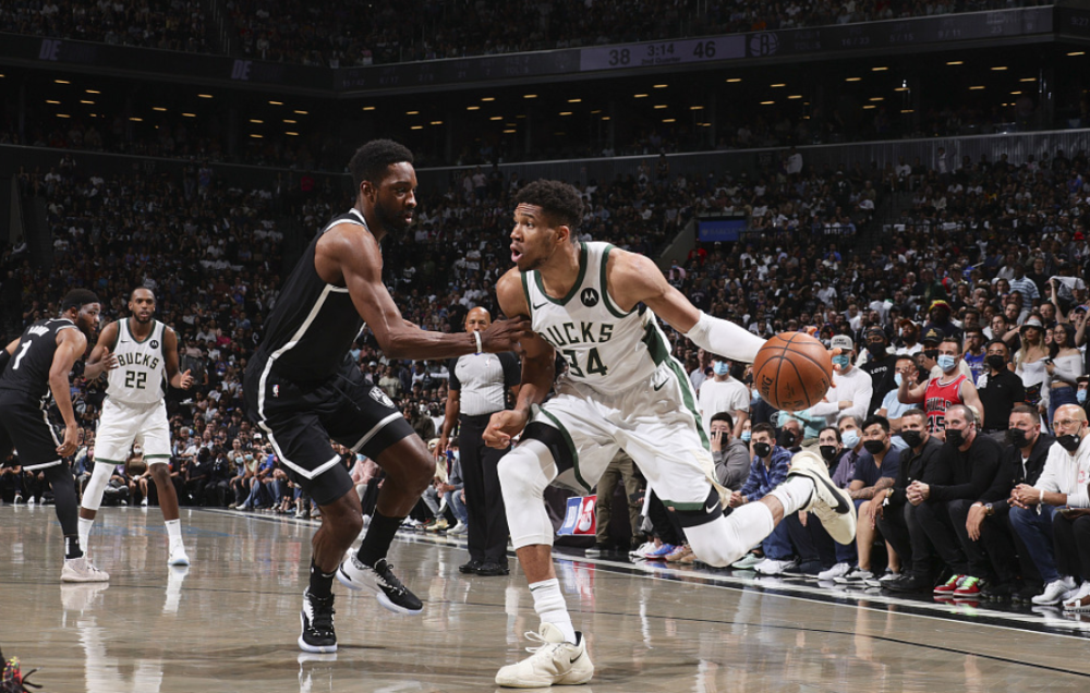  米德尔顿末节接管比赛雄鹿险胜篮网保排名